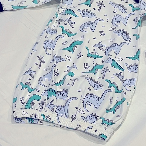 NWOT Infant 0-6 month Dinosaur Sleep Gown with Hat - Picture 4 of 7